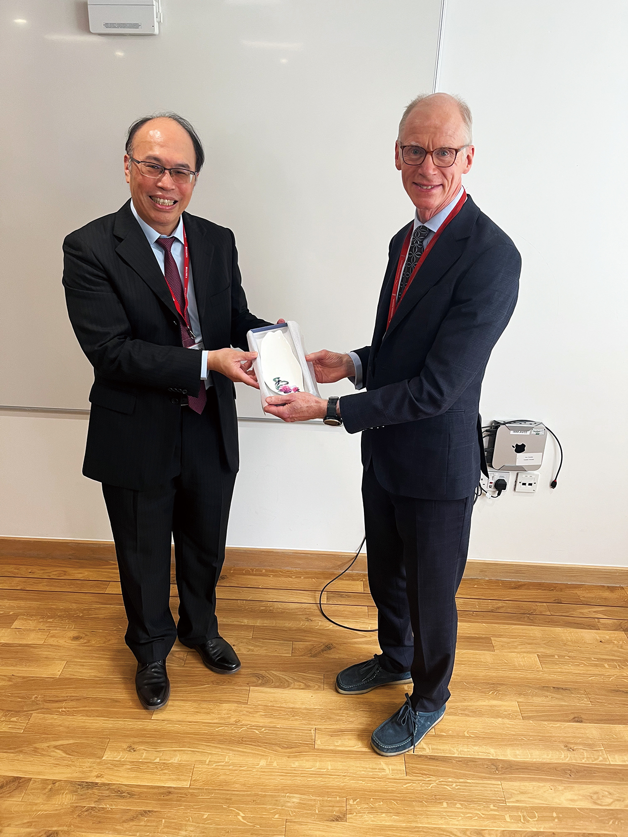 牛津大學Radcliffe醫學系主任ProfKeithChannon紀念品致贈